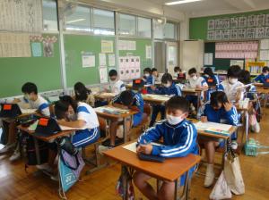 ６年生図工「お気に入りの場所」b