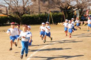 校内持久走記録会に向けて低学年d