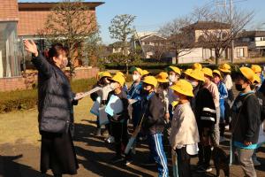 ２年生町立図書館に行きましたb