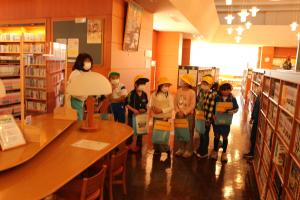 ２年生町立図書館に行きましたc