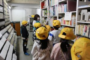 ２年生町立図書館に行きましたe
