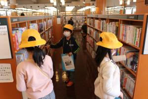 ２年生町立図書館に行きましたf