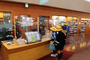 ２年生町立図書館に行きましたg