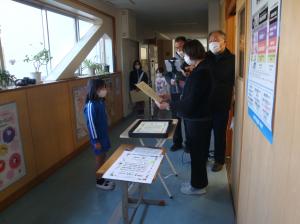 賞状伝達式～２学期みなさん活躍しました！～b