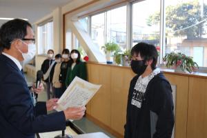 賞状伝達式～２学期みなさん活躍しました！～f