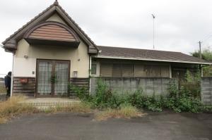 サロン整備前南側正面　空き家状態の頃