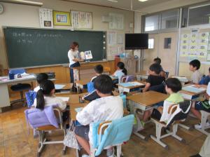 R7　読み聞かせ１学期末授業参観３