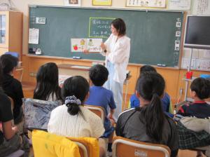 R7　読み聞かせ１学期末授業参観４