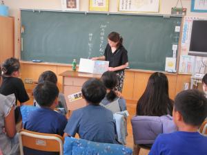 R7　読み聞かせ１学期末授業参観５