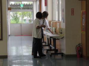 R7　読み聞かせ１学期末授業参観７