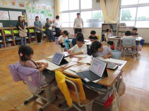R7　読み聞かせ１学期末授業参観10