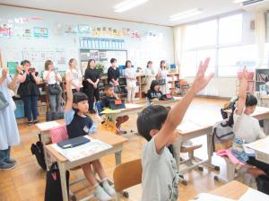 R7　読み聞かせ１学期末授業参観11