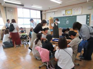 R7　読み聞かせ１学期末授業参観12