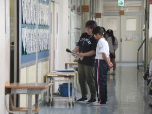 R7　前期の通知票配付２