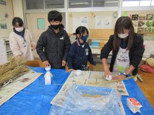 R7　ひまわり学級脱穀３