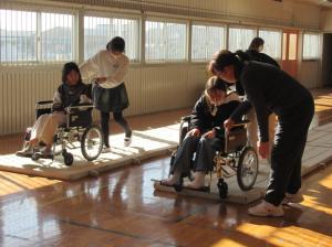 R8　車いす＆アイマスク＆高齢者体験３