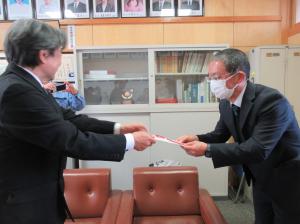 R8 アルミ缶プレス機寄贈1