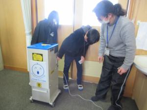 R8 アルミ缶プレス機寄贈3