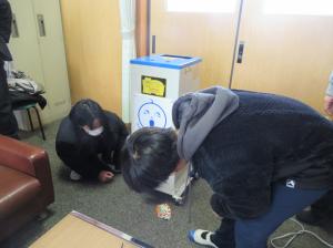 R8 アルミ缶プレス機寄贈4