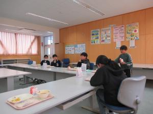 R8　３月の誕生給食３