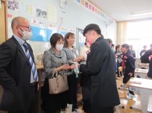 R8　卒業式後の教室２