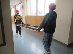 R8　入学式後の片づけ６