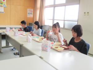 R8 7月の誕生給食4